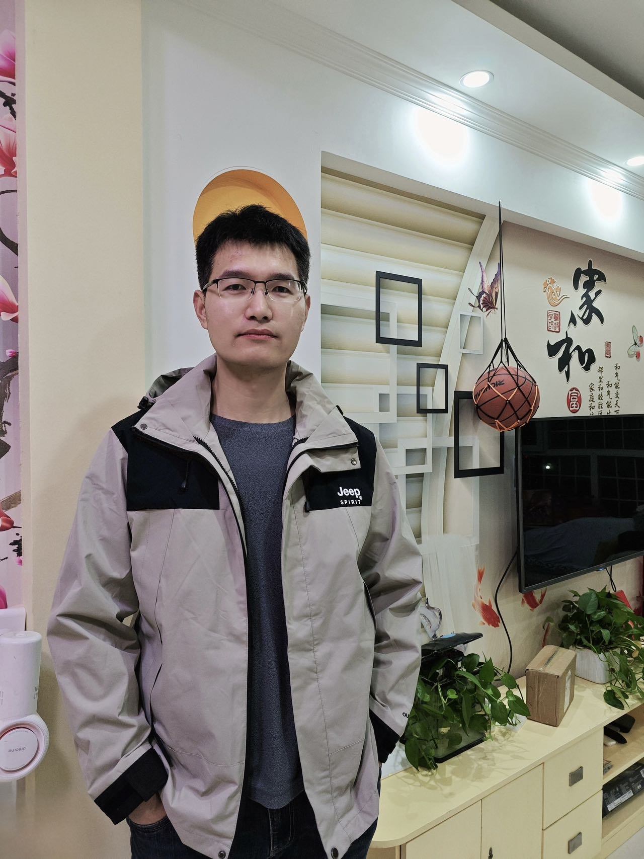 阳光下在图书馆看书的日常